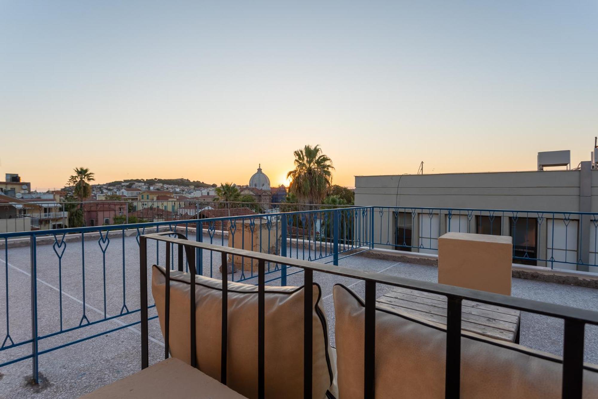 Central Mytilene City-View Apartment For 7 Exteriör bild