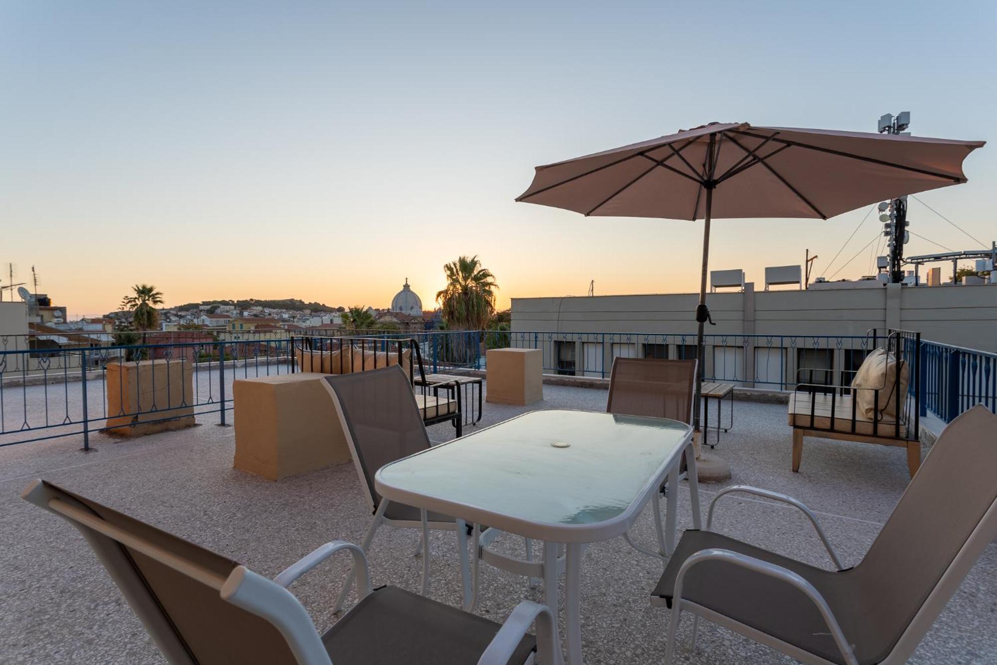 Central Mytilene City-View Apartment For 7 Exteriör bild